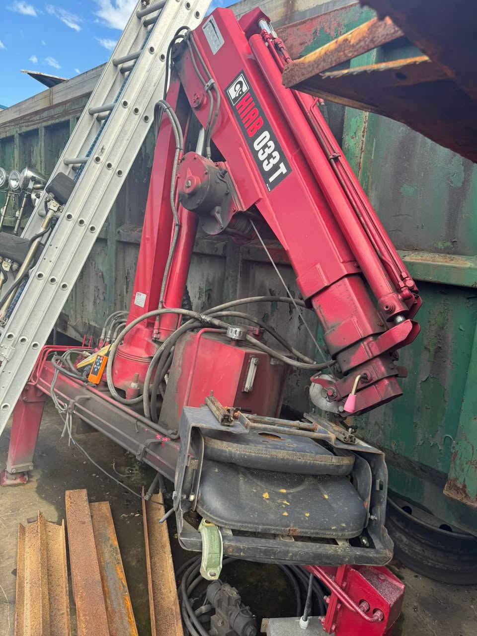 رافعة هيدروليكية للشاحنات HIAB 033T
� للبيع رافعة HIAB 033T موديل 2014 — حمولة 2.3 طن — مع ريموت تحكم لاسلكي — صناعة سويدية / تجميع بولندي
للاستفسار اتصل ***********
مكان بغداد 

المواصفات الفنية

البند المواصفة
الشركة المصنعة HIAB
بلد المنشأ السويد (تجميع بولندا)
الموديل HIAB 033T
سنة الصنع 2014
النوع رافعة هيدروليكية للشاحنات
أقصى حمولة رفع حوالي 2.3 طن
عزم الرفع 3.3 طن-متر
أقصى امتداد للذراع 4.8 متر
الحمولة عند أقصى امتداد حوالي 670 كغم
زاوية الدوران 330 درجة
نظام التشغيل هيدروليكي
الدعامات الجانبية موجودة
ريموت تحكم لاسلكي موجود
الوزن التقريبي للرافعة 295 – 335 كغم

المميزات
• ريموت تحكم لاسلكي لتشغيل الرافعة عن بُعد.
• دعامات تثبيت جانبية لزيادة الأمان أثناء العمل.
• مناسبة لتحميل الحديد والأنابيب والمولدات والمعدات.
• صناعة HIAB المعروفة عالمياً بالقوة والاعتمادية.
• موديل 2014 بحالة جيدة.

قدرات الرفع التقريبية

المسافة من الرافعة الحمولة
1.5 متر 2310 كغم
2.5 متر 1330 كغم
3.7 متر 880 كغم
4.8 متر 670 كغم

الحالة:
رافعة مستعملة مع ريموت تحكم لاسلكي، تباع كما هي، والمعاينة على الطبيعة.
