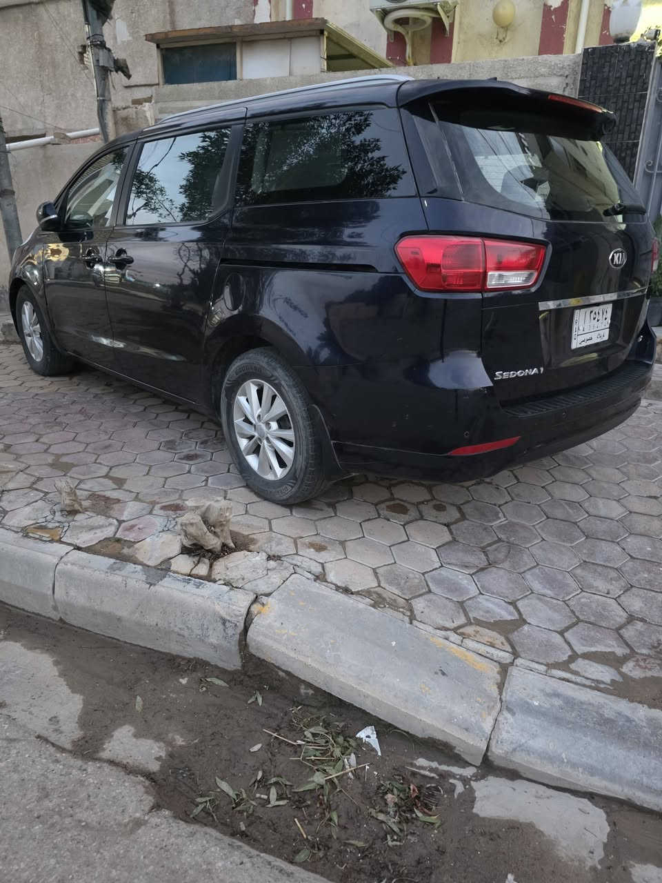 السلام عليكم سياره كيا سيدونا 2018 فئه LX وارد امريكي سته سلندر 3300 بيه ضربه بلجاملغ جهة السايق والبنيد . بيه جراد شوي بالبنيد مغلف فابلون ابيض للجمالية . ماشيه 81.967 mi ميل السياره مواصفات LX معروفه . ابواب كهرباء تحكم ب كرسي السايق كهرباء تدفئه ب كراسي تحكمات ستيرن الخ . ورقم السياره كربلاء مشروع وطني بأسمي . السعر 210 ورقه وبيه مجال . للتواصل الرقم *********** .
