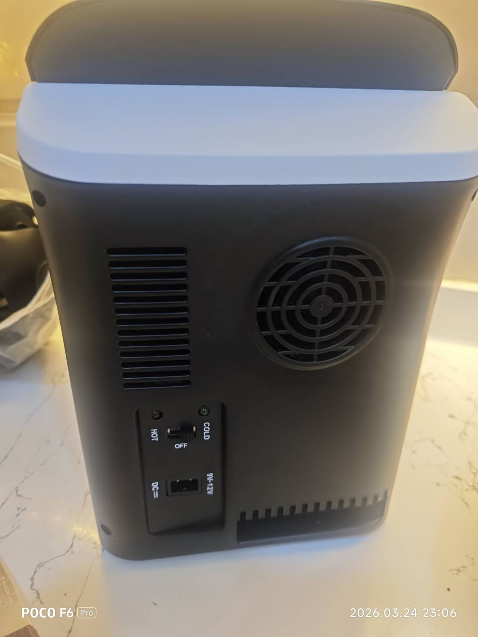 ثلاجة صغيرة الحجم سيارة تعمل على جداحه جديدة بالكرتون تبريد و حرارة
سعر ٨٠ الف
وتساب ***********
