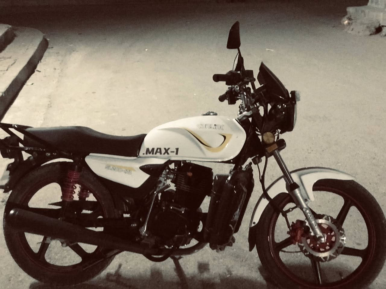 سونك ماكس -1 دراجة نضيفة صوتهة ناعم كاملة من كلشي تجي بعينك تشوف موديل 2025 ماشية 11 الاف  نقصهة بس صفاحية يسرة ول باقي انكر سلف وطلع محرك نضيف اوراق معرض مزودة ب زنون ودرع الدراجة خير من الله ما مشتغل بيهة ابد سعرهة 850 وبيهة مجال للشراي مكاني بغداد جسر ديالى القديم *********** واتساب
