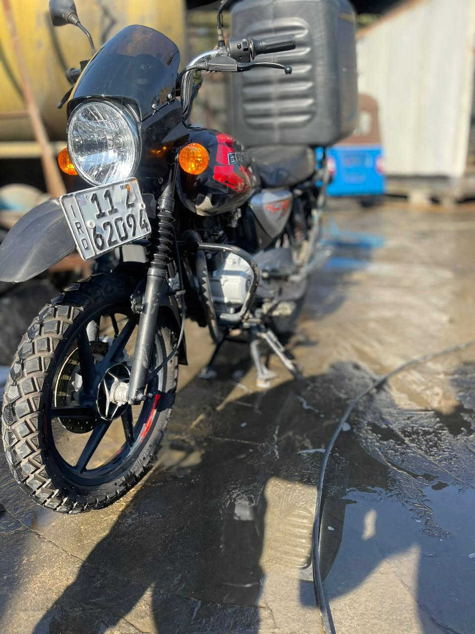 السلام عليكم بوكسر موديل 2022 محرك قبل شهر شديته جديد موديل 2023 رقم بغداد بسمي تحويل ثاني جيب فيتر  وافحص سعرهة 2400 وبيه مجال حك الجية مكاني البياع تقاطع درويش ***********
