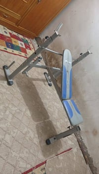 معدات رياضية للبيع تتكون من مسطبة بنج بريس وشفتات أولومبية واوزان فتحة...