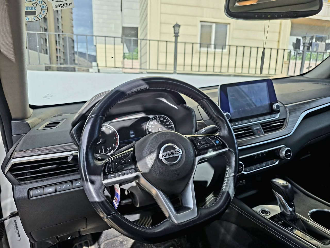 نيسان التيما ٢٠١٩ بلاتنيوم
Nissan Altima Platinum
السيارة نظيفة وفول مواصفات واعلى فئة وما بيها اي ضربة وبدون حادث فقط حالوب
المحرك والگير والايرباگات والداخليات كلها بشرط وتقرير السونار هم موجود
مكان السيارة: دهوك
سعرها 15000 دولار / دفتر ونص
🔹 فتحة سقف كهربائي
🔹 شاشة لمس مع دعم Apple CarPlay و Android Auto
🔹 نظام صوتي ممتاز ١٠ سماعات ماركة Bose
🔹 نظام تشغيل ذكي بدون مفتاح + تشغيل عن بُعد
🔹 تحكم بالمقود وزر للتحكم بالموسيقى والميزات
🔹 مقاعد كهربائية + تدفئة أمامية 
🛡️ أنظمة الأمان والسلامة
✔️ كاميرا 360 درجة (Around View Monitor)
✔️ نظام مانع التصادم الأمامي
✔️ نظام التنبيه عند الخروج من المسار
✔️ نظام مراقبة النقاط العمياء
✔️ حساسات أمامية وخلفية
✔️ 9 وسائد هوائية/ 9 ايرباگات
✔️ نظام ثبات وتوازن
✔️ نظام التحكم في الجر
✔️ نظام الفرامل ABS و EBD
✔️ مثبت سرعة ذكي
✔️ رادار المسافة وتحذير المشاة


**إذا كنت صاحب هذا الإعلان وتريد حذفه لأي سبب، رجاءا أرسل رسالة إلى الدعم الفني**
