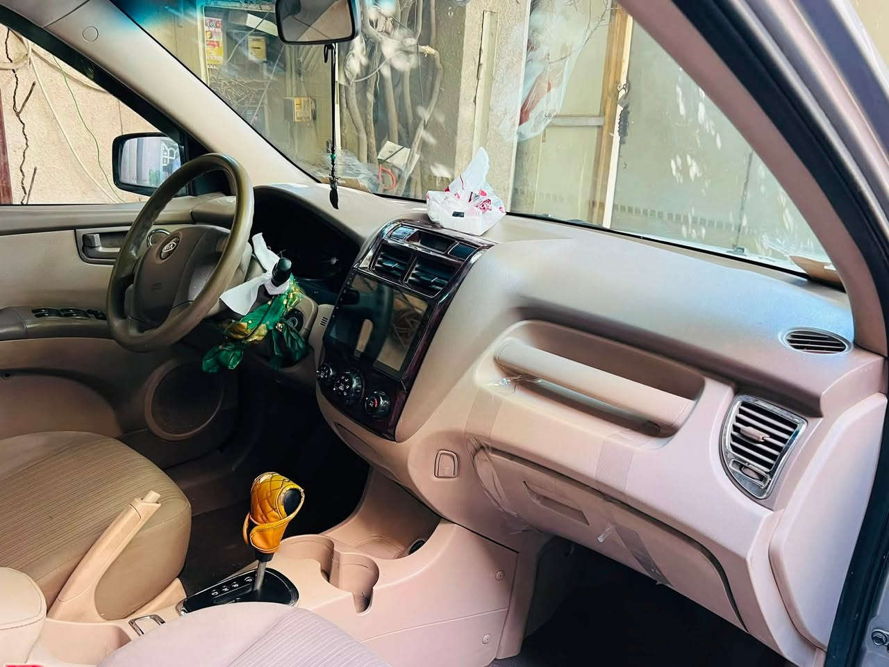 سبورتج ٢٠٠٩مكفولة من الظربة والتبديل بيهة قطعتين صبغ بسبب الجراد الجاملغ والبنيد دواخل نظيفة حدادية ٧٠بالمية بيهة طخة بالجاملغالأيسر السعر 98وبيها  مجال 
للاستفسار الاتصال على*********** بالخدمة العنوان بغداد أم الكبر والغزلان
