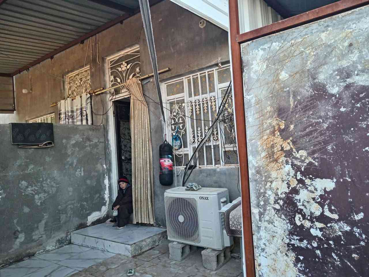 بيت للبيع غرفه ومطبخ وصحيات وهول مع قطعه فارغه ٢٠٠ متر قريب علوة المخضر قريب السبيس كامل خدمات ***********
