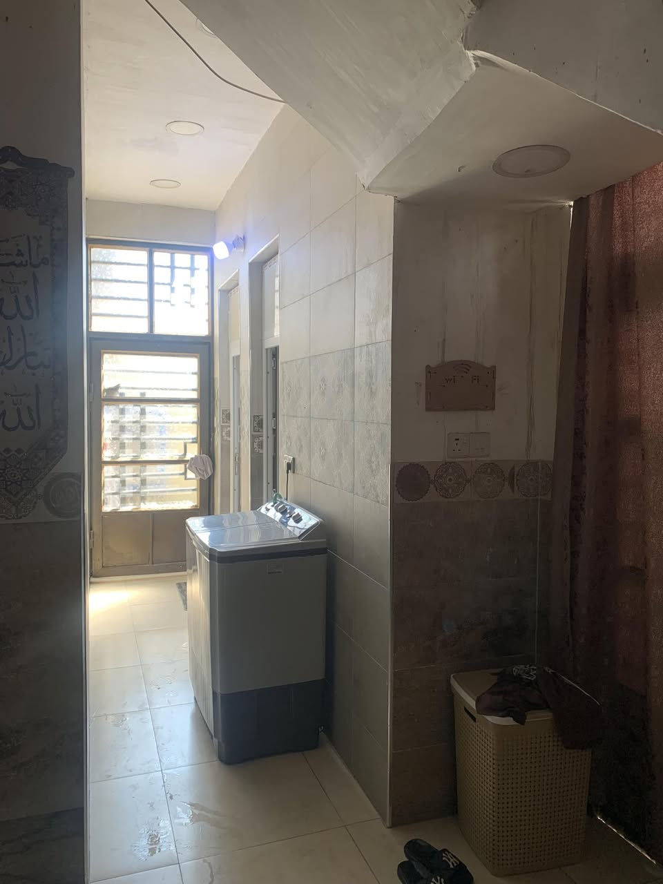 بيت 150متر للبيع حي بدر شارع 15البناء  غرفه صاله ستقبال مطبخ مجمع صحيات مناور عدد2 صحيات خارجيه طرمه 
الطابق الثاني غرف عدد2 صاله + سطحين
الاستفسار ‭0773 960 9549‬

‭0750 951 1242‬
