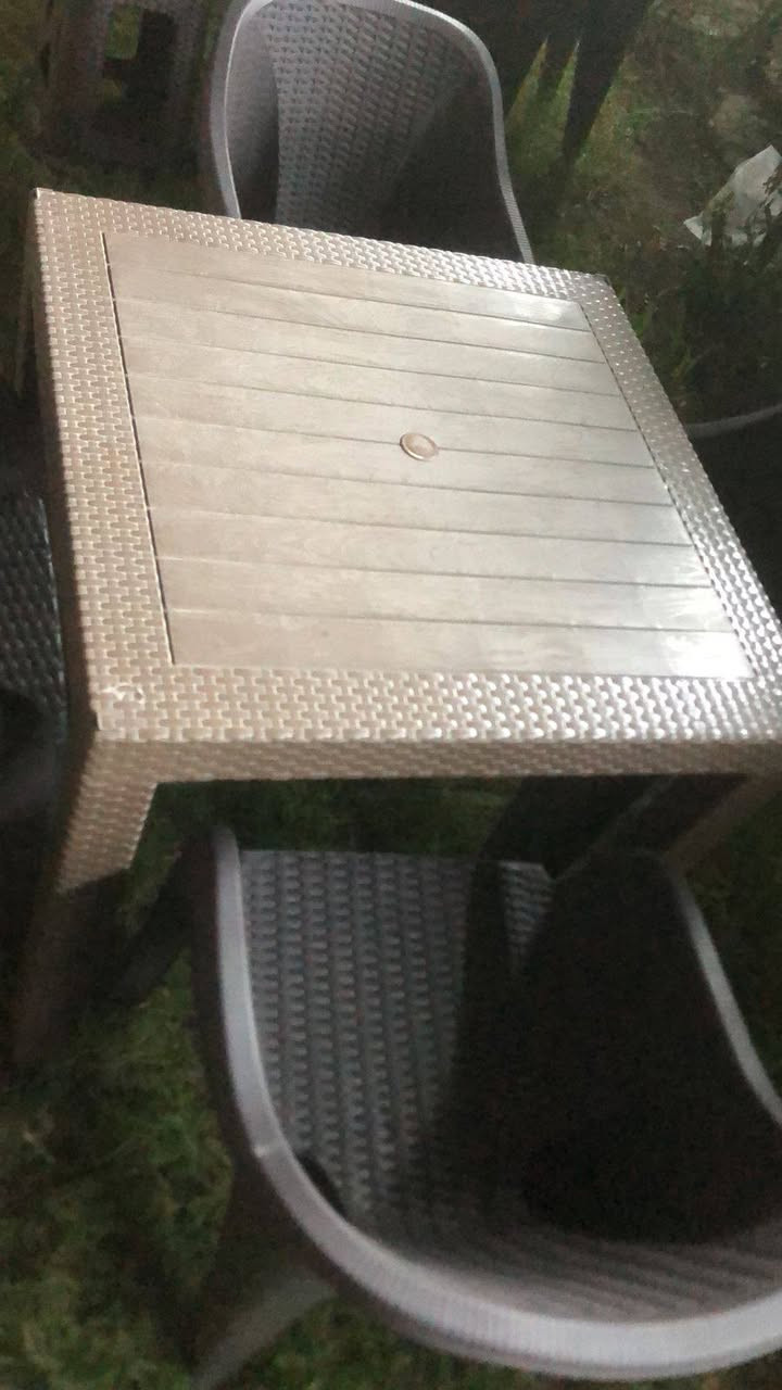 ميز العدد 20  80×80  
كرسي العدد 60  
للبيع 
البنوك شارع المشاتل 
السعر عل خاص 
صار شهر من اشتريتهن 
***********
