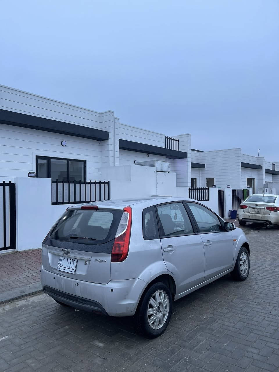 فۆرد فیگۆ ٢٠١٣
فۆرد فیگۆ 2013
ادوات - بڕاوە بڕاوە بڕاوە
گێر و مەکینە و تەبرید و حیزام بە شەرت 
یەک ٢٥٠ ی مەسرەفی تیا نیە کامل گیانی جاهیزە 
ABS 
4 تایەی لۆک 
بەس جێ موسەکانی بۆیاخە 
بەنزین زۆر کەم ئەخوا 
گێڕ و مەکینەی بێ عەیب 
سعریشی ٣٥ 
شوێن کەلار 
***********
