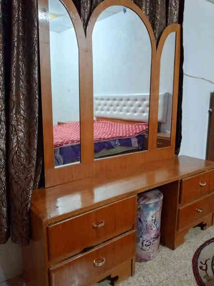 السلام عليكم
غرفه نوم صاج للبيع 
مكونه من تخت نفرين +جكايمج ٢+ميز توليت + كنتور ٥ ايوب مع ملحق +زاويه تعليق ملابس السعر ٥٠٠ وبيها مجال الطيبين 
رقم الهاتف ***********
