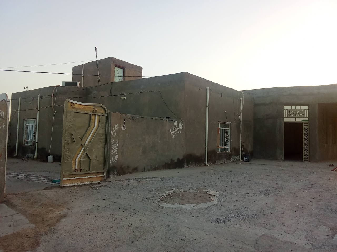 سلام عليكم بيت البيع مع اساس لبيع مع البيت مداور سهم مساحه 500م البيت بيه اربع غرف مع مطبخين مع هول وصحيات  وبراني 12م وطارمه المكان السماوه قرب مستشفى الالماني مشتري يتصل على هاذه رقم ماء متواجد عل فيس ***********
