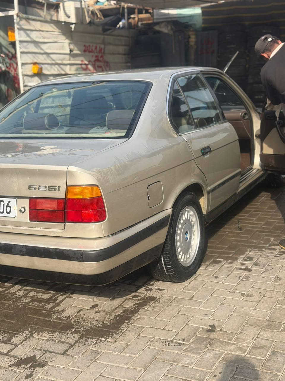 اسلام عليكم
BM موديل 90 حجم 525 مفتوح سيارة بلادية
وكلش نضيفة گير محرك جدد تبريد شغال رقم بغداد 
مكان بغداد 
***********
***********
