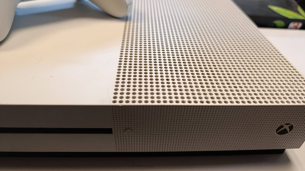 ​🎮 للبيع: Xbox One S - بحالة ممتازة جداً 🎮
المواصفات المميزة:

​الموديل: Xbox One S (النسخة النحيفة).

​الذاكرة: 500 جيجابايت.

​الحالة: نظافة الجهاز 95%، استخدام قليل جداً (شبه جديد).

​الضمان الشخصي: الجهاز شغال 100% وغير مفتوح للتصليح نهائياً.

​الملحقات: اليد الأصلية (نظيفة جداً وبأداء ممتاز) + كافة الأسلاك والملحقات الأصلية.

​التفاصيل المالية والموقع:

​السعر: 230,000 دينار عراقي.

​الموقع: بغداد - بغداد الجديدة.

​للتواصل والاستفسار:

📞 الاتصال أو مراسلة واتساب على الرقم: ***********
