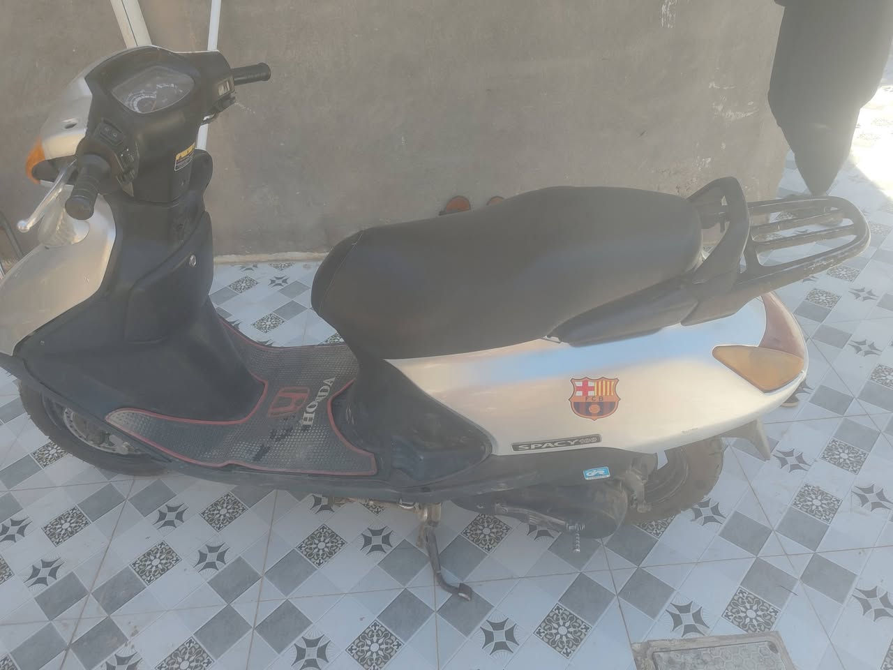 البيع كله شقال شاير عدادت جنطه سويجه الصلي بيه دخانه بيضه  ستوه باديه بيه سعره خمسميه وخمسين هاذه رقمي ***********
