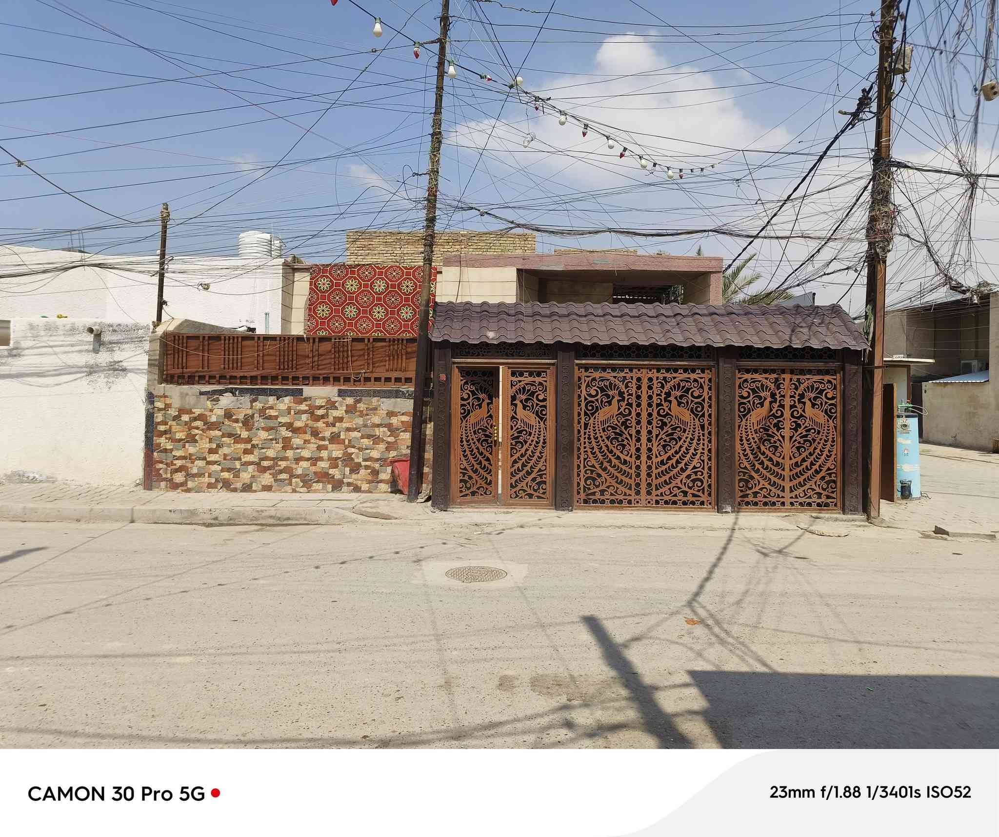 السلام عليكم بيت للبيع ٢٢٥ قاط ونص القاط الارضي كراج وحديقه وحمامات خارجيه +استقبال+مطبخ +كلدور+حمام داخلي +غرفتين +ترك ع غرقتين الطابق الثاني غرفتين وممر وسطح ومخزن العنوان سبع قصور شارع كريش صاير ع شارع ركن للاستفسار ***********
