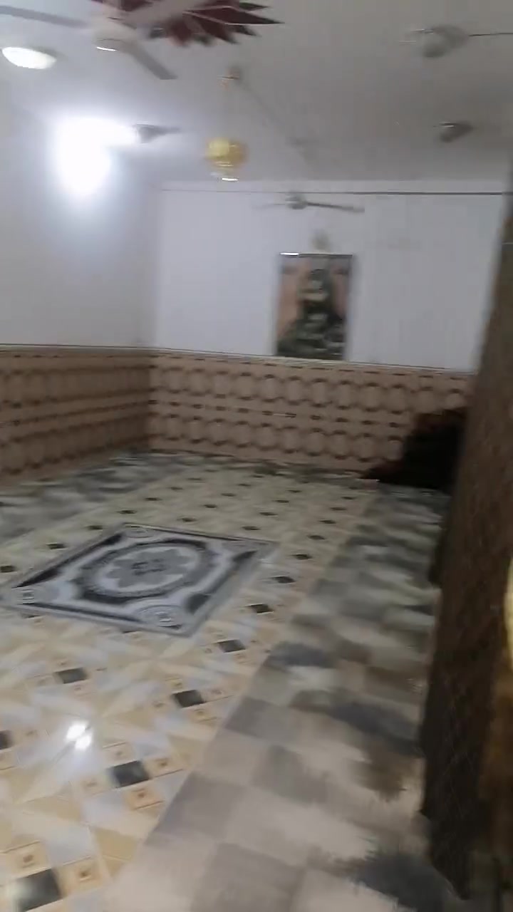 سلام عليكم بيت. لبيع مساحه ٦٠٠متر موقع مهدي عاكول بيت يحتوي عله ٣غرف وصاله واستقبال ومجموع معه فضلت ممرات  صحيات داخليه. وخارجيه
السعر 110وبيه مجالل 
استفسار أكثر انتصل عله رقم ***********
