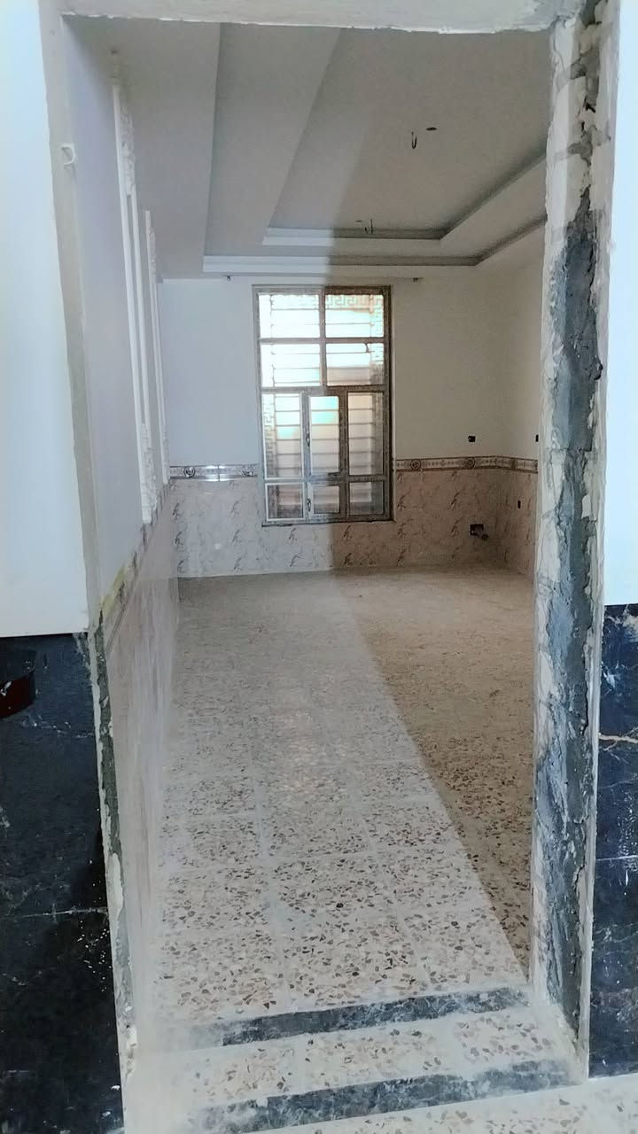 بيت للبيع في منطقه الخمسه كيلو في السايدين المؤديه الى بوابه مجمع عمر الراوي وقرب انشائيه النور مساحه البيت 150 متر طابقين كامل من كلشي نقصه بس الواجهيه وابواب الداخليه والباب الرئيسي للبيت تفاصيل البيت  الطابق الاول ديوانيه ومطبخ وصحيات داخليه وصاله وغرفه نوم والطابق الثاني غرفتين نوم وصاله وصحيات بخصوص السعر والتفاصيل الاخرى يرجى الاتصال عل الرقم
***********
او مراسله الصفحه
