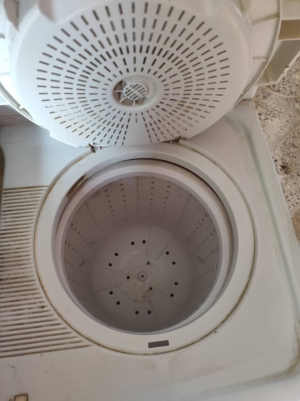 اغراض مستعمله للبيع مكاني ديوانية مركز 
1-ساحبة مطبخ شغاله مابيها شي بس جنت تاركها طلعتها هسه بس الماطور يون وماتفتر بس شاشتها وانارتها شغالات 

2-غسالة هيتاشي  الغسل يشتغل بس بي صوت وتجفيف هم وكف 

3- جرباية حديد ام نفر تتفصخ كلش قوية 

4 - لعبة قفز حجم كبير واصلية 

5 مبردة بس كشر 

اسعار مناسبة قيم واخذ


**إذا كنت صاحب هذا الإعلان وتريد حذفه لأي سبب، رجاءا أرسل رسالة إلى الدعم الفني**