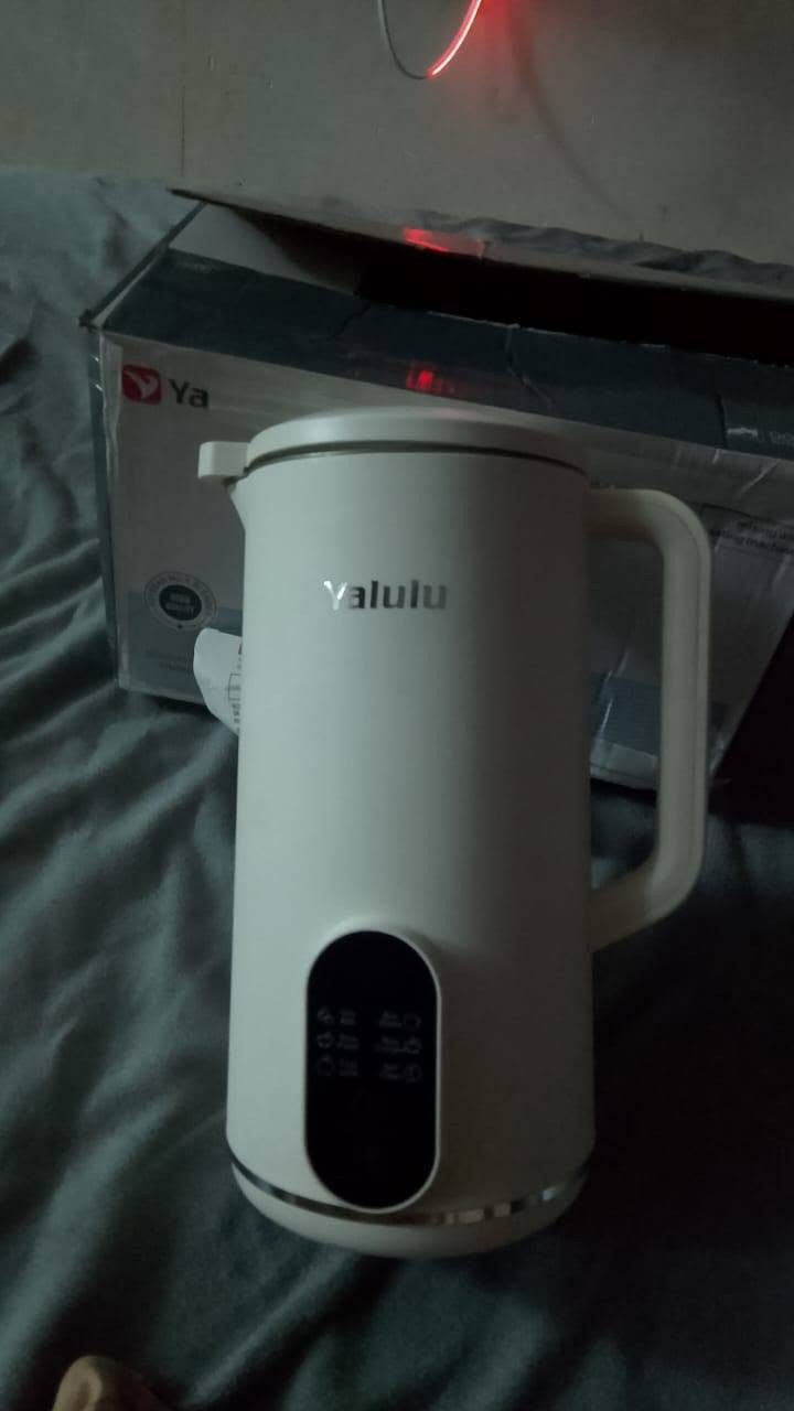 هذه كرتونة صانعة حليب الصويا والخلاط الذكي من ماركة Yalulu (Yalulu Soybean Milk Machine).
إليك أهم مواصفات واستخدامات هذا الجهاز:
الوظيفة الأساسية: إعداد حليب الصويا الطازج وحليب المكسرات (مثل اللوز والشوفان) تلقائياً من الصفر.
وظيفة التسخين (Heating): يقوم بطحن الحبوب وتجهيزها ثم طبخها وغليها داخل نفس الإبريق دون الحاجة لتصفية أو نقل الخليط.
خلاط متعدد الاستخدامات: يحتوي على شفرات حادة تُستخدم أيضاً لتحضير العصائر، الشوربات الساخنة، السموذي، والوجبات المطحونة.
التنظيف الذاتي: يأتي عادةً مع خاصية التنظيف التلقائي لتسهيل غسله بعد الاستخدام. 
الاستفسار خاص
م/بضاعتي جديده وليست امزون


**إذا كنت صاحب هذا الإعلان وتريد حذفه لأي سبب، رجاءا أرسل رسالة إلى الدعم الفني**