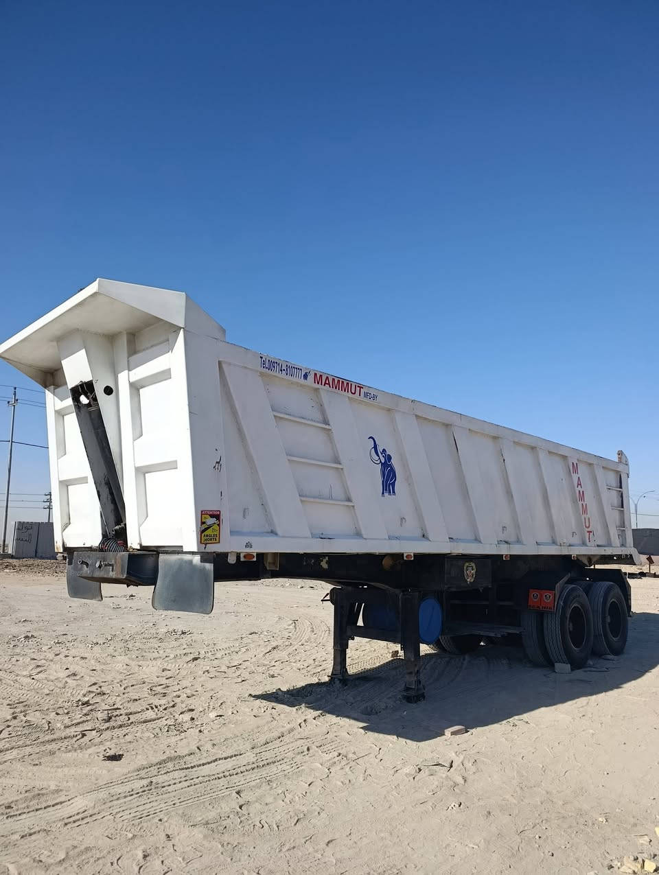 عربانه ماموت للبيع 2007
السعر 90 بيهة مجال للاستفسار 

*********** 
جاهزة للعمل تخم تاير
