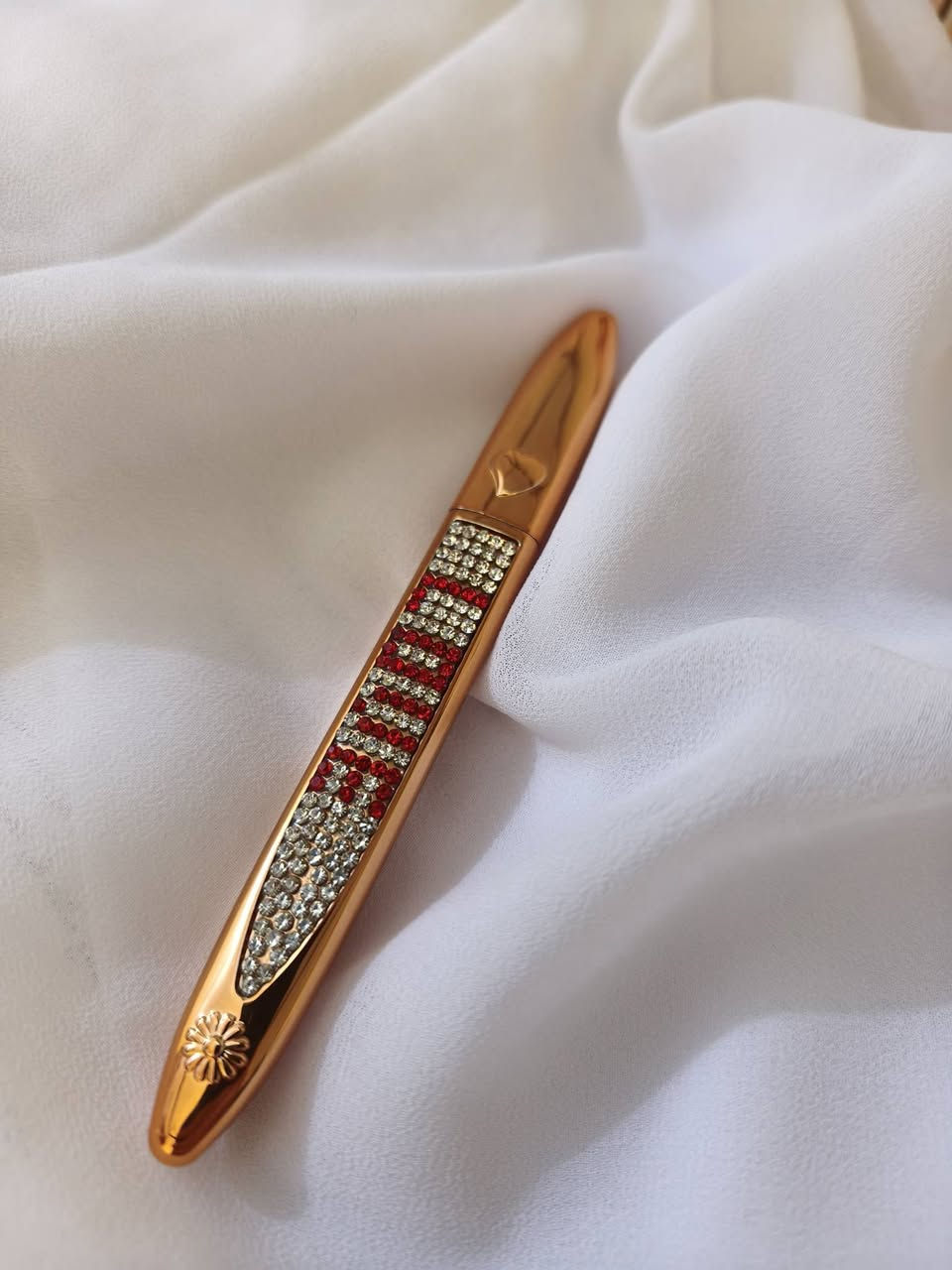 أضيفي لمسة ساحرة إلى إطلالتك مع إيلاينرنا المميز😍
يتميز بتركيبة سائلة سهلة التطبيق
تمنحك خطًا دقيقًا ومثاليًا. يدوم طوال اليوم
مقاوم للتعرض للهواء والرطوبة، 
مما يجعله الخيار الأمثل لجميع مناسباتك. 
متوفر بلون أسود فاحم، 
يعطيك إطلالة جريئة ومثيرة. 
يستخدم لأضافة لمسة ساحرة إلى إطلالتك😍
سعر القطعه 3 قطعتين بخمسه 
اقل طلب 5 فما فوق 
التوصيل لجميع انحاء بابل 3 الف 
للتواصل واتساب ***********
