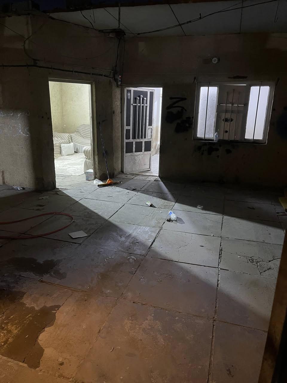 جمعة مبارك بيت مساحة ١٦٠ متر
منطقة رحمانية بين شعلة والغزالية 
يحتوي غرفتين نوم حمام مطبخ كراج جبير 
***********
