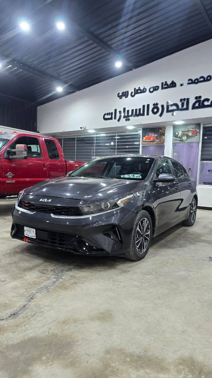 كيا فورتي 2024 بدون رقم
حادثها جاملغ وبنيد  3 قطع صبغ 
السعر 117 وبيها مجال بسيط 
***********
