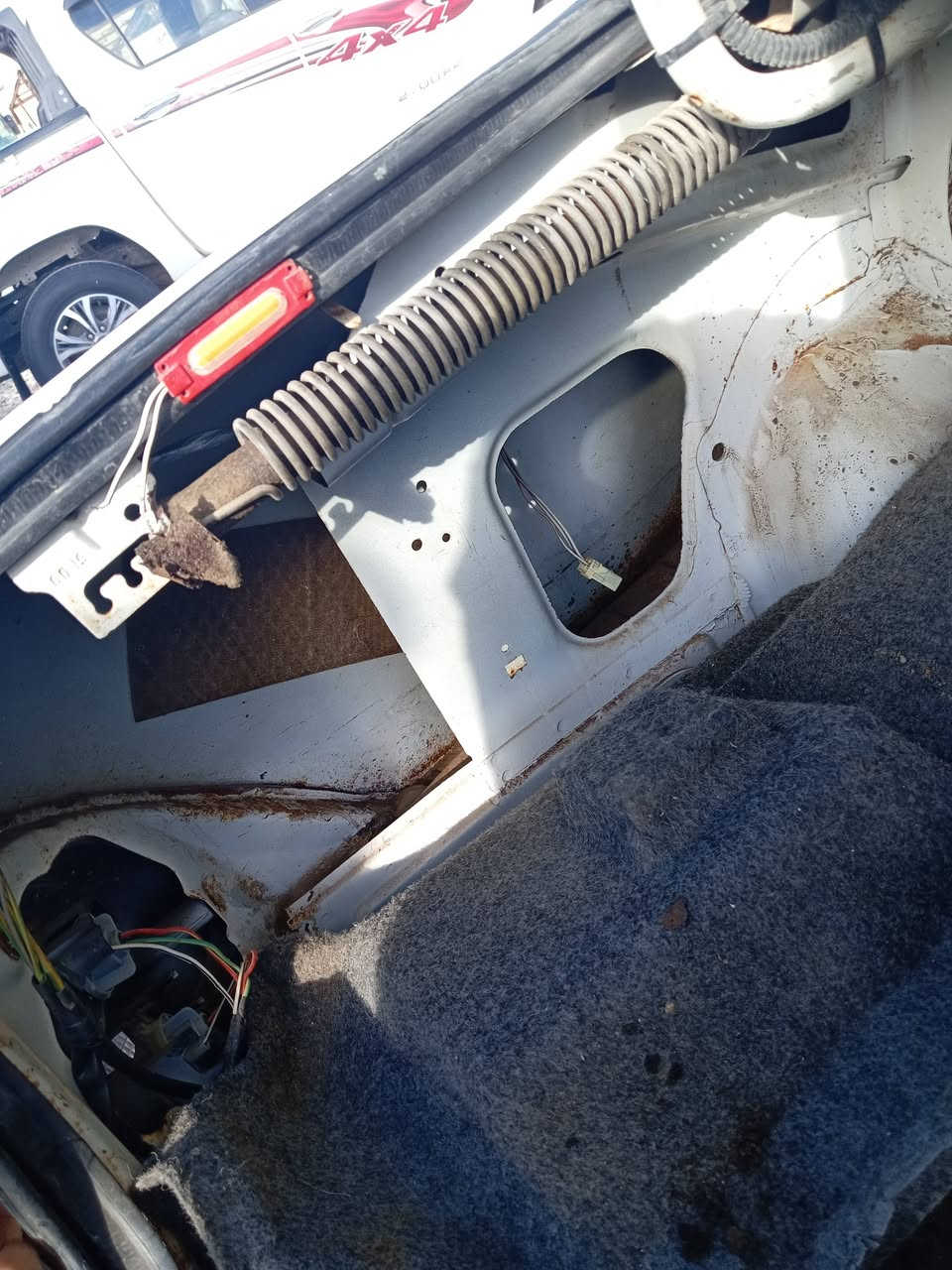 سمند 2010 مكينه بيها دخان تنقص حداديه جديده كير جديد كشر حلو بيها ظربه جهة العبري موضحه بصوره دواخل حلوه خياس ملقط ومصبوغ رقم مثنئ سنويه ماساقطه لشهر ١١ ب٢٠٢٦ مداور يريد راعيها غرامات ما عليها ولا ربع (***********) السعر 28 وبيها  مجال قليل كلش مكانها الديوانيه الحمزه الشرقي
