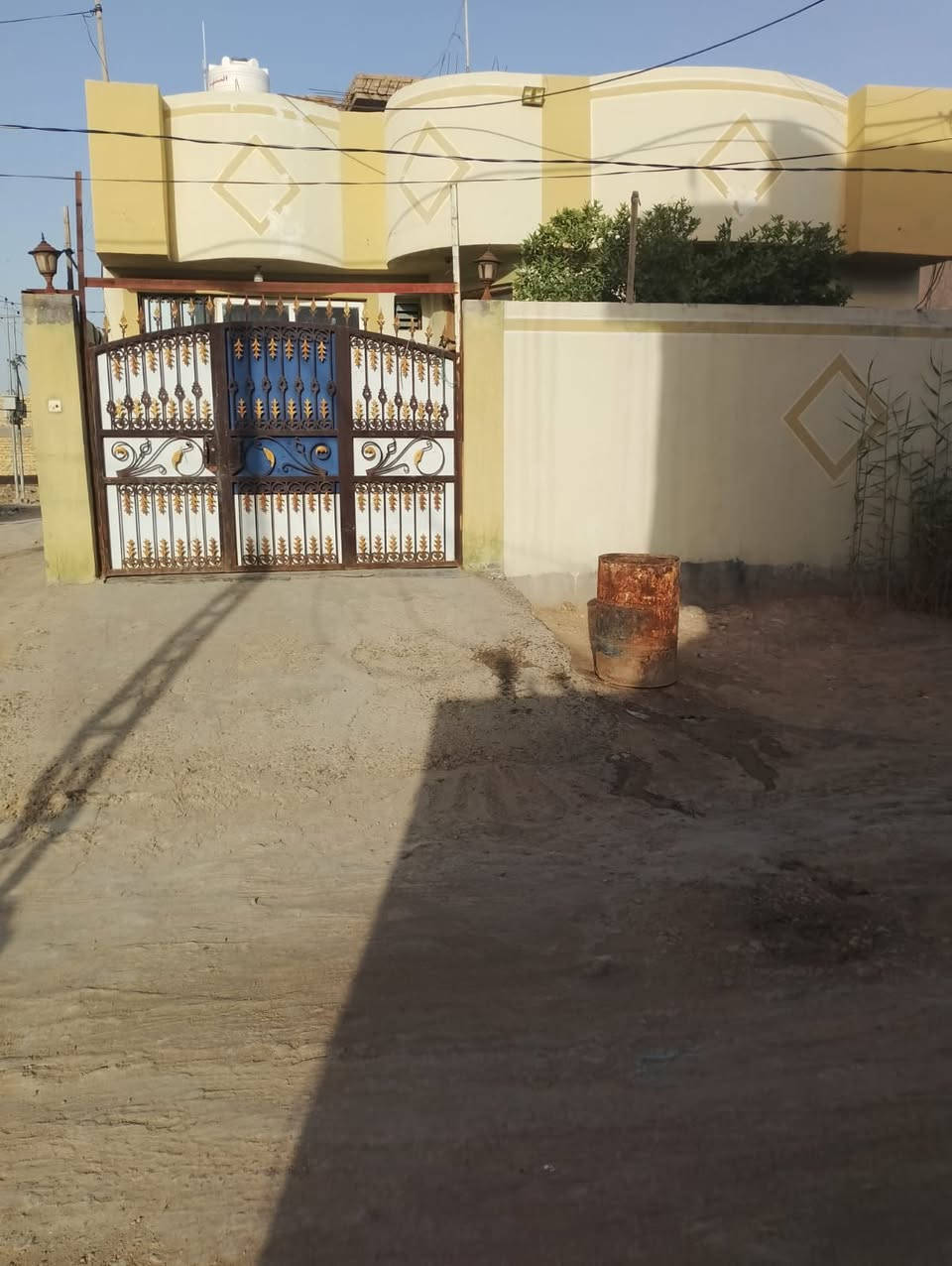 بيت للبيع طابو صرف قريب علا شارع العام العنوان الورديه قرب مستشفى الكفيل فرع المركز بيت ركن المساحه 220 طابق واحد يحتوي على غرفتين نوم وكلدور وصاله ومطبخ وحديقه 4*6 وكراج سياره السعر 190 رقم الهاتف *********** رقم ***********
