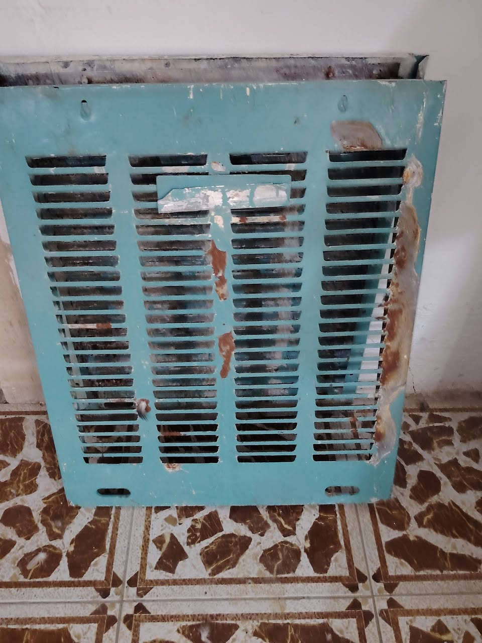 مبرده حجم ثنين ونص شغاله ونضيفه كلش سعرها 50قفل بدون عمله  سرعتين *********** رمادي حي شرطه
