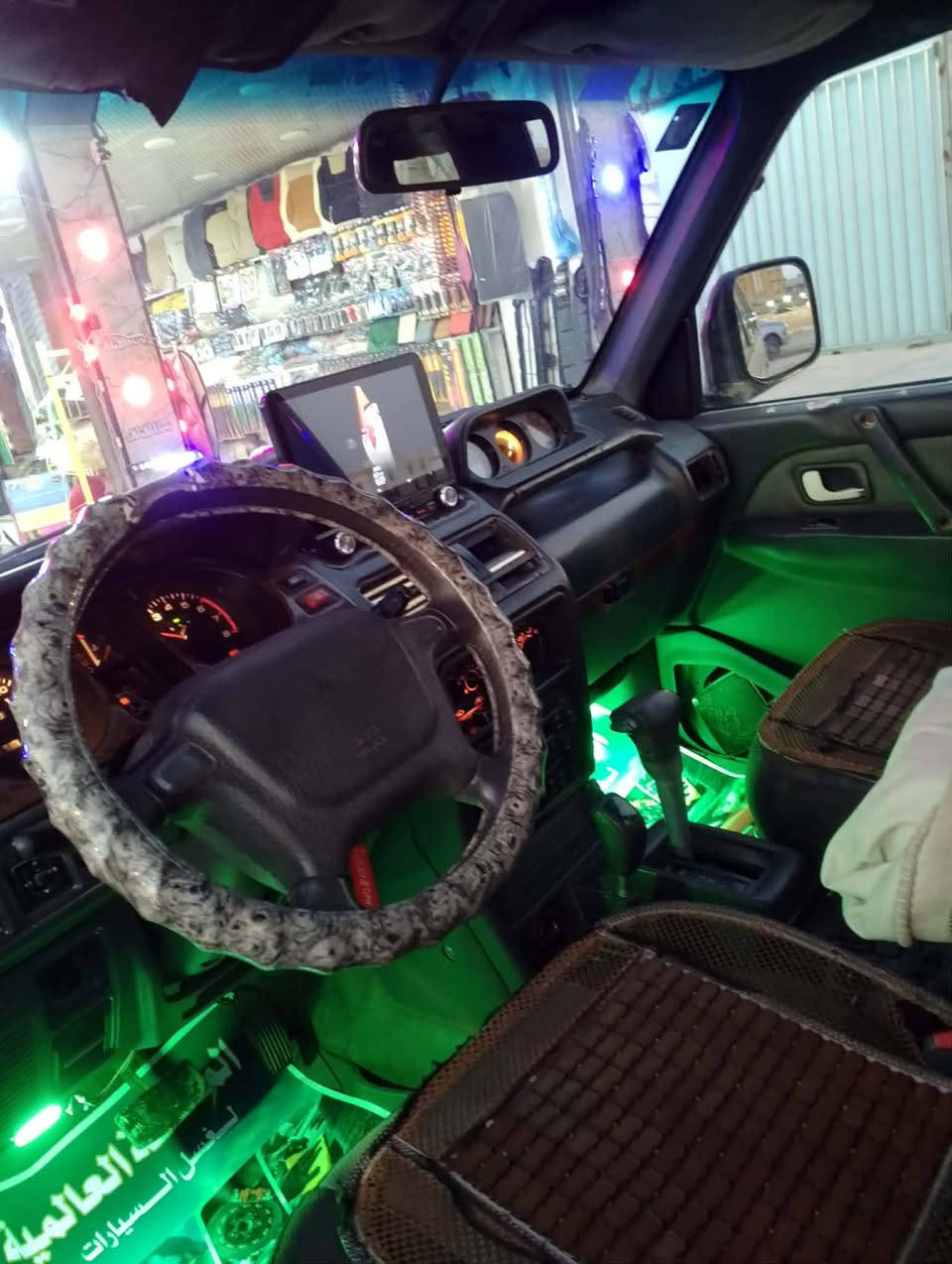 السلام عليكم للبيع او المراوس حسب القناعه  باجيرو موديل 96 رقم انبار سنويه مجدده   تحويل مباشر 
محرك 6 سلندر كير اوتماتيك دفع رباعي 
ويل كب تخم تاير 
شاشه جام كهرباء 
كهربائياتها كلها شغاله 
مصبوغه عام  
صدرها يرادله ترتيب 
العنوان الرمادي ال سبعه كيلو للاستفسار هاتف ***********
