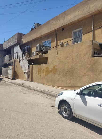 السلام عليكم 
بيت ركن المساحة (250م) قرب مدرسة الفيالق 
يحتوي على استقبال ومطبخ 
وصالة وثلاث غرف  
مع 3 صحيات في الطابق الاول
و 5 غرف في الطابق للثاني 
3 غرف سويت وحدهن  مع صحيات 
وغرفتين  سويت وحدهن  مع صحيات معزول
 السعر (340 مليون) بي مجال بسيط 
للاستفسار الاتصال على  الرقم 
***********
***********
