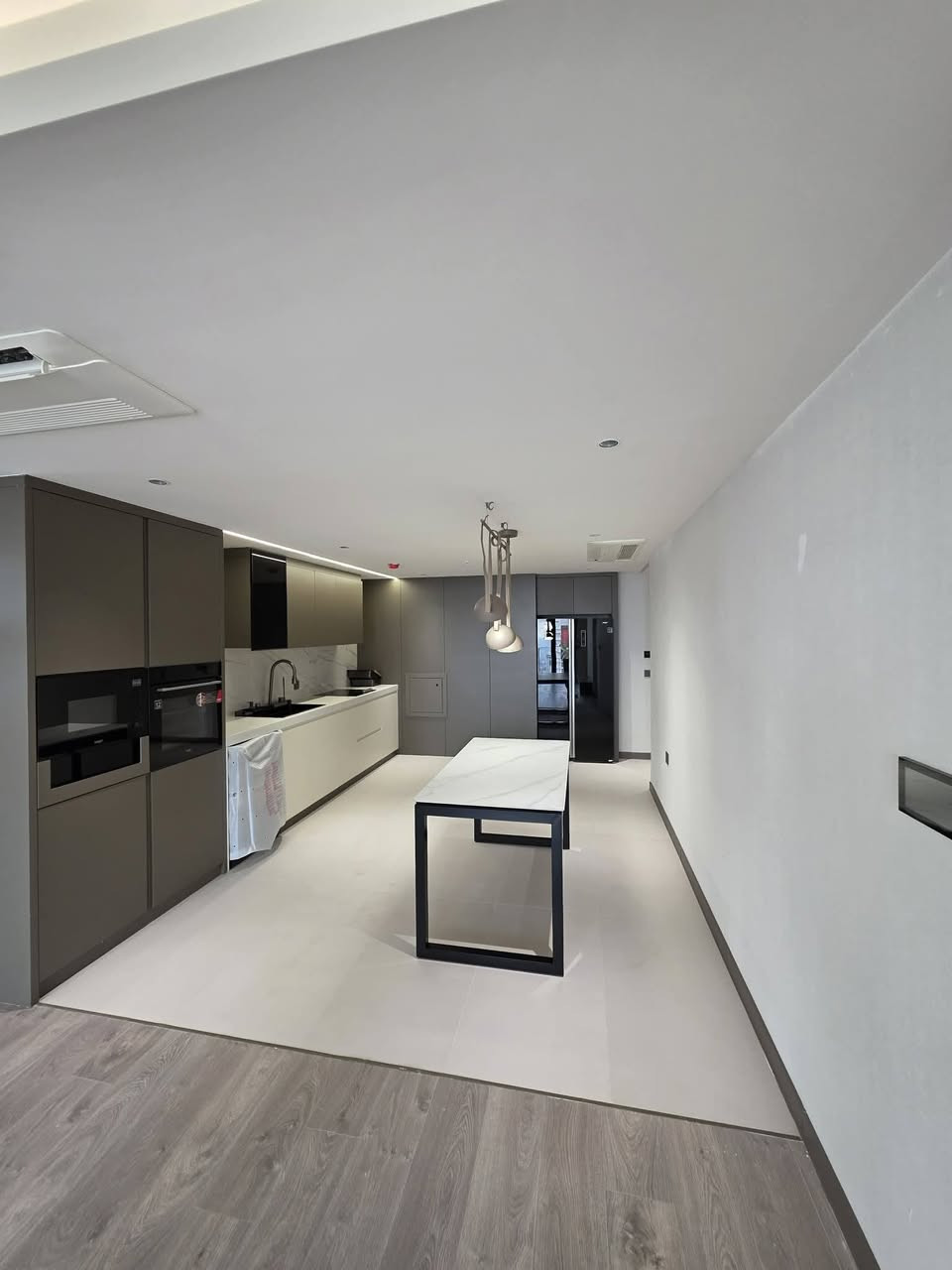 شوقە بۆ کرێ لە کاڤاڵی تاوەر
سێ ژوری نوستن 1+3 بەتاڵ
بۆ پەیوەندی *********** 

شقة للإيجار من کافالی تاور
ثلاث غرفة و صالة 1+3
للاتصال ***********
