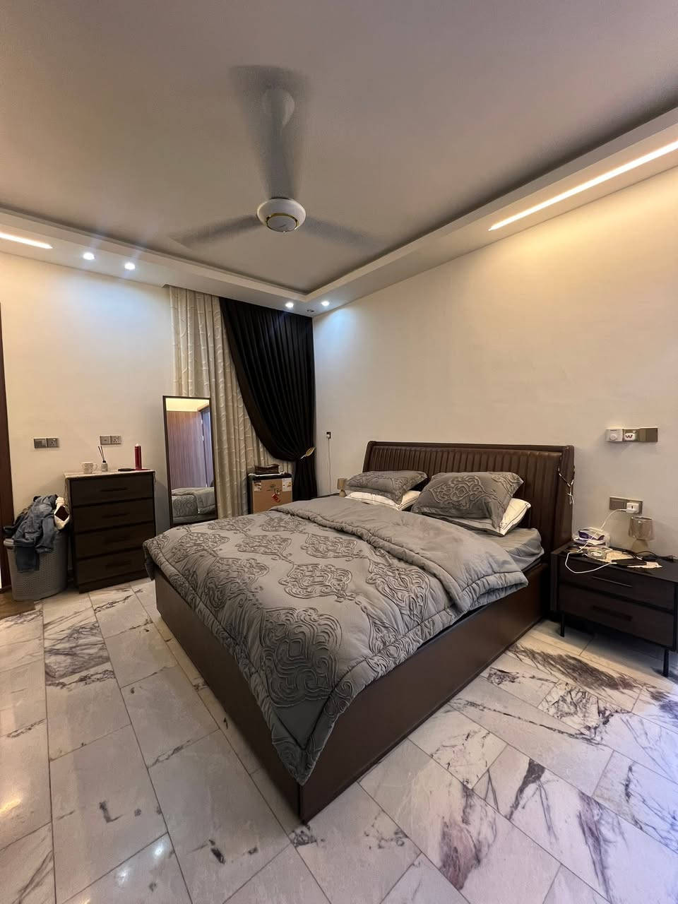 غرفه نوم مودرن صناعه اسبانيه 9 قطع مستخدمه بس شهر واحد للبيع نظيف نظافه تامه للبيع لل استفسار عن سعره راسلني خاص


**إذا كنت صاحب هذا الإعلان وتريد حذفه لأي سبب، رجاءا أرسل رسالة إلى الدعم الفني**