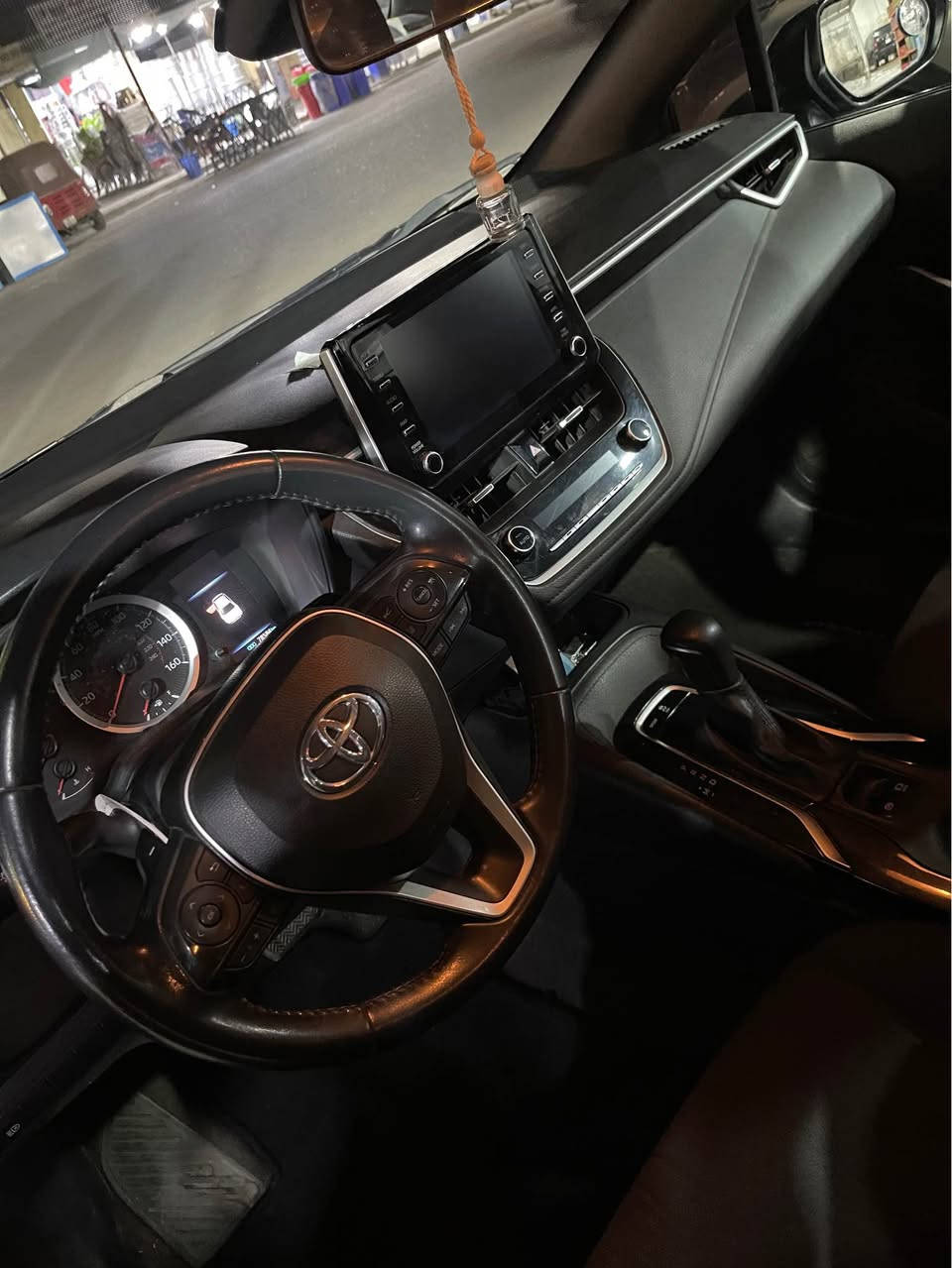 تيوتا كورلا SE موديل 2020 
فول عدى الفتحة 
المواصفات 
1- رادار امامي + تحديد مسار 
2- توقف ذاتي + تنبيه 
3- الانارة led مع حاجب led
4- شاشة كار بلي 
5- اشاير بالمري 
6- كير 10 نمر 
7- كشنات رياضي تطريز لون ازرق
8- اوتو هولد + مود درايف 3 وضعيات قيادة
السيارة رقم بغداد ماشية 45 الف ميل حقيقي بحالة الوكالة الصدر والمكينة والكير كله مكفول شركة حادث السيارة جاملغ الخلفي والصندوق بدون دواخل بدون ايرباك السيارة جديدة بمعنى الكلمة محرك 2.0 الغني عن التعريف صاروخ 🚀  السعر 145 ورقة للاستفسار *********** بغداد, العراق
