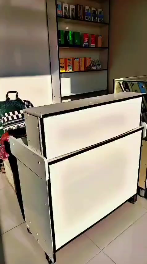 السلام عليكم جام خانه هواتف جرار خشب ثقيل جام 10 ملم ارتفاع متر وعرض متر عمق 40 سم فاترينه ارتفاع مترين ونص وعرض متر نضافه 100 ٪  السعر 250 وبيهن مجال عنوان خور الزبير للاستفسار ***********
