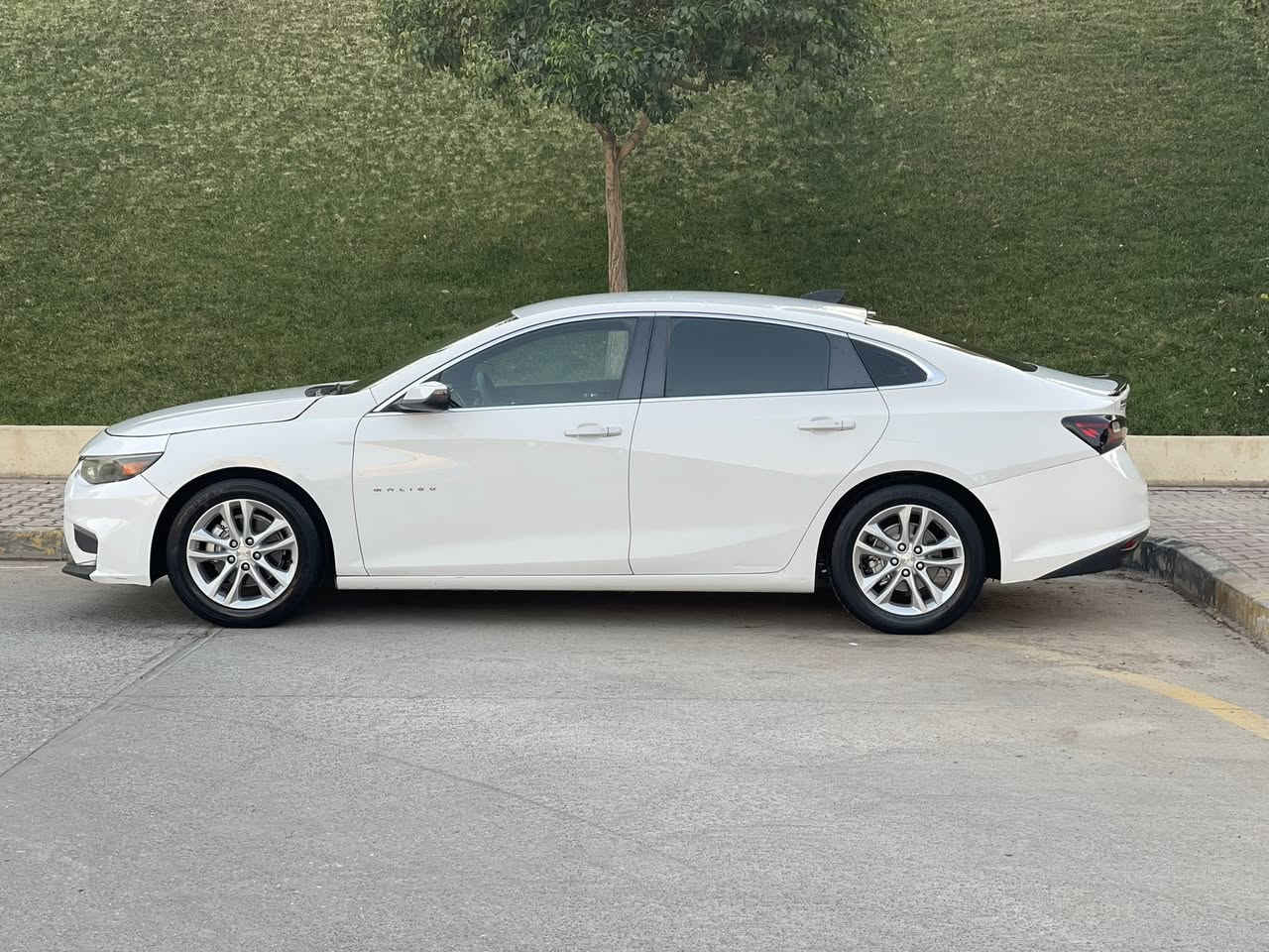 Malebo 2016
سعری ١٠٣  گەڵا 
بێ بۆیاخ
مواسەفات LT
تەحدید سورعە 
سوکان ڤۆلیۆم
کوشن کارەبا 
شاشە 
کامێرا 
ئاوێنە ئیشارەت 
گێڕوو مەکینە بەشەرت نەکراوەتەوە 
١٣٤ هەزار کیلۆمەتر ڕۆی شتوەیە 
سەنەوی هەتا ٢٠٢٨ تازە  
سەیارەکە لە سلێمانیە 
ژمارەی موبایل ***********
