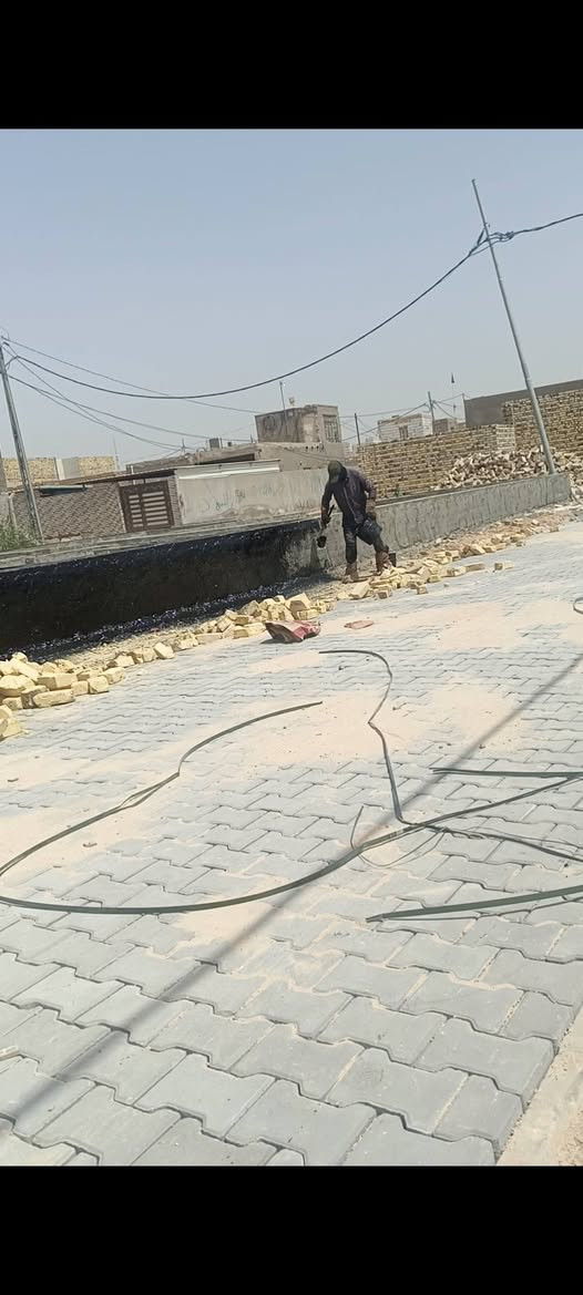 للبيع بيت ركن على اكثر من 3 شوارع
المساحه 9.25×21  يعني  194.25م
اساس مسلح 50×40 + بتلو 90 سم
بناء طابوق ارتفاع البناء تلاثه وربع
عالي عن الشارع غرفتين نوم منور كبير
صاله مطبخ مفتوح عالصاله صحيات داخليه
مكان غساله ومغسله بيتونــه سطح شتايگر
صحيات خارجيه  . 
استقبال وهول لحد البتلو
مأسس ماء  وكهرباء ومجاري داخل وخارج
عامود 621 وتدخل للتقاطع ركن
او شارع الساده الفؤاديين رابع فرع يسار
تدخل بالفرع للتقاطع يصير ركن
للسؤال او الاستفسار ***********
