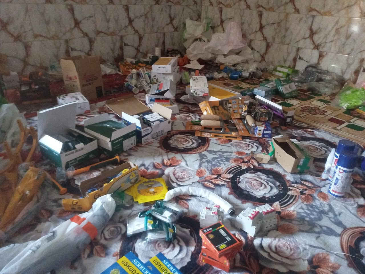 غراض مال محل للبيع حمل ستوته ترس
كلهن انضاف تجي خاص وتدلل 
مكاني حي النداء
***********
