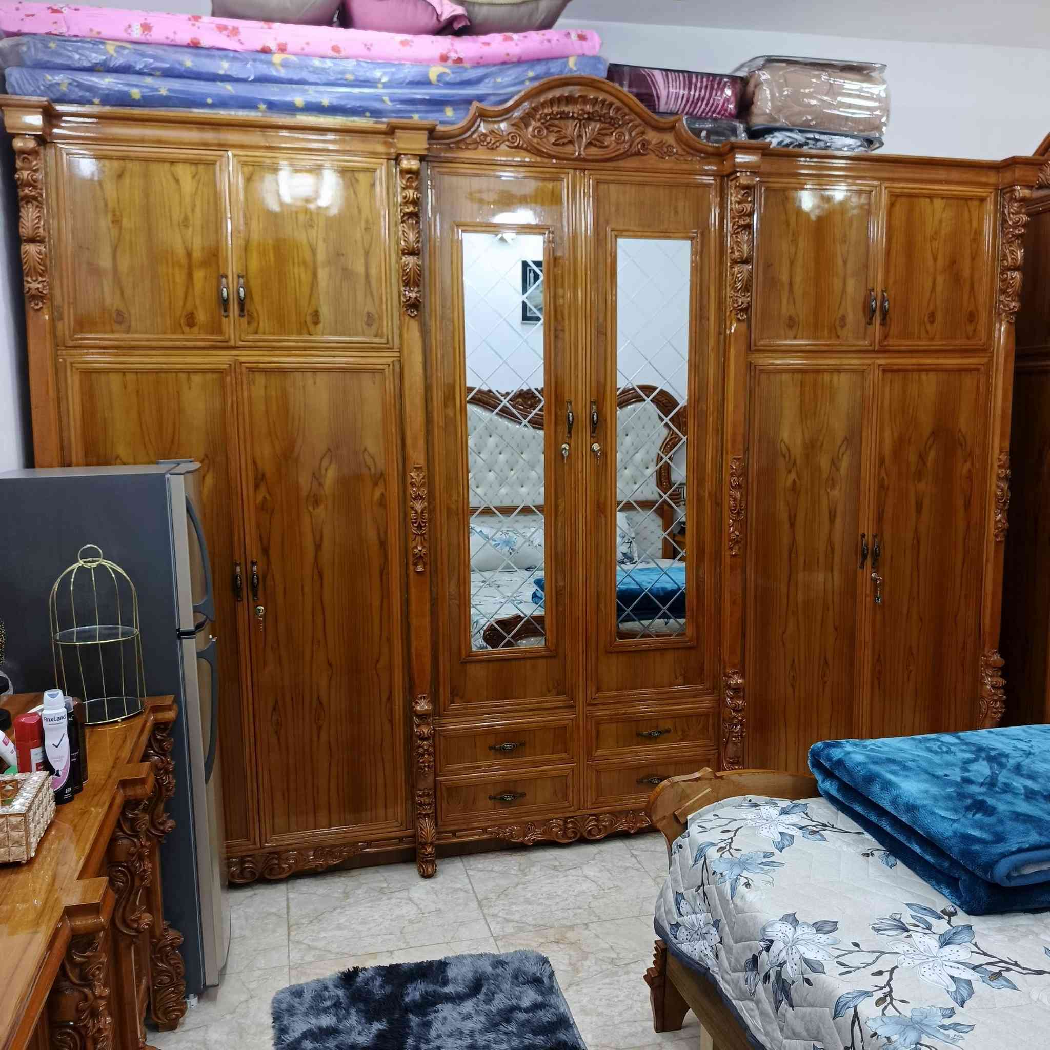 السلام عليكم غرفه جديده تفصال فصلتها ب٣ونص بس طلعت كبيره متكفي الغرفه لل ب ي ع المكان  الطارميه حي الفارس شارع السكلات خلف معارض حجي وليد  السيارات قرب جامع الصديق  للاستفسار خاص او ع رقم الهاتف***********    ؟***********
