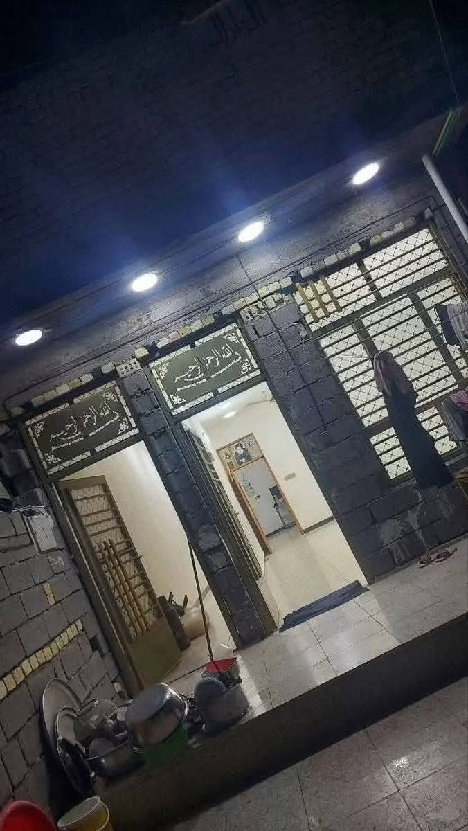 بيت في منطقة الحميديه شارع المعسكر  قرب مدرسة المختار اسوق ابو احمد السوداني الثانيه طابقين المساحة 170 6*28  يحتوي على غرفتين وصالت ثنين مضيف كبير 10متر مطبخ مع صحيات مع حوش كبير بناء حديث 2023  السعر 60بي مجال بسيط للاستفسار الاتصال على الرقم
 ‎***********شارع تبليط مجاري رئيسيه انترنيت ضوئي متوفر وتساب
