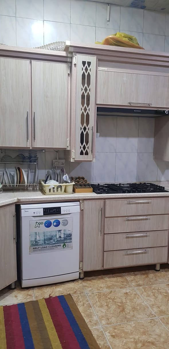 دار للبيع في حي المهندسين 200متر واجهة 10 ونزال 20 طابقين بناء 2015 بناء بلوك وثرمستون 5 غرف منام وحديقه وكراج البيت بأسمي مستعجل على البيعه السعر 320مليون للاستفسار ***********

