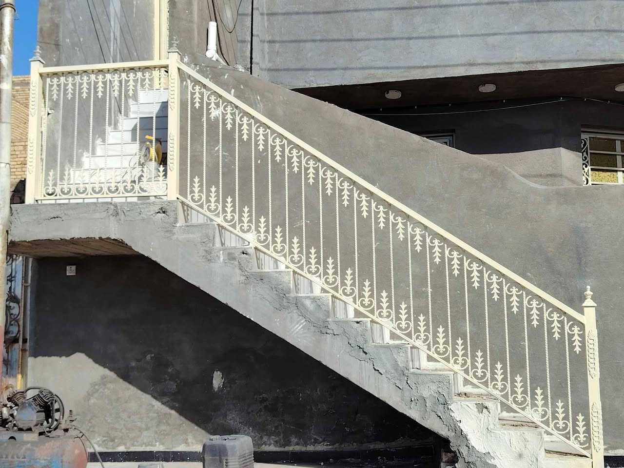 حداده الزيدي لكافه اعمال الحداده ابواب شبابيك محجرات سقائف كرفانات بادق لتفاصيل شغل درجه اوله عنوانه الناصريه شارع الموحيه السايدين خلف بلديه حي اور *********** واتساب
