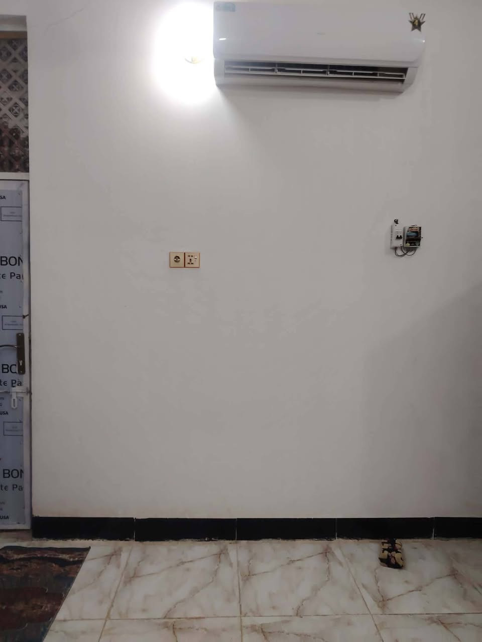 السلام عليكم توفر بيت للبيع بنزله الزراعه قريب على مولده 100متر الواجهيه 5ونزال 20بي غرفة وصاله ومطبخ وبراني وبي تخاريج داخلي وخارجي البيت كله سيراميك الاتصال على الرقم *********** في المشخاب
