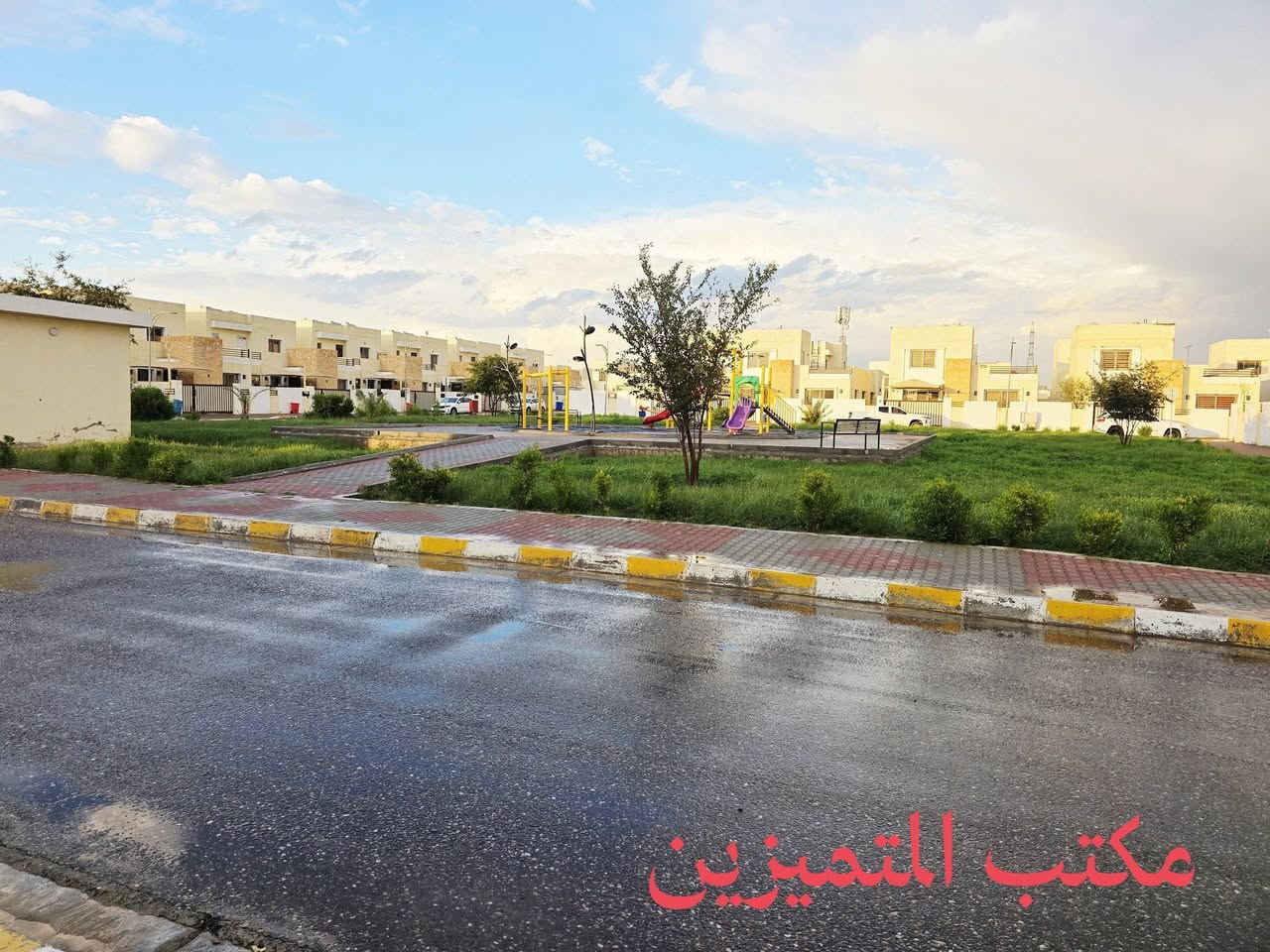 دار للبيع ../مجمع بيتي السكني / الزون الثاني / قرب الفلكة/ والجامع والمدارس والاسواق ...

الدار موقع مميز مطل على حديقة 
اتجاه الدار ..على الشارع العام 

المساحة ٢٢٠ متر 
تغييرات عده داخل المنزل من ارضية الى نقشات مغربيه رائعه واصباغ عالمية درجة اولى .. 
جميع الاثاث المبين في الصور مع البيت علماً الاثاث الراقي وليس التقليد او العادي .. 
المطبخ فقط /٩٠ 
وباقي الاثاث مميز وراقي 

تفاصيل الدار 
٣ نوم 
استقبال 
صالة داخلية 
حديقة
كراج 
صحيات وحمام عدد ٣ 

للاستفسار عن السعر 
الاتصال /***********
#مكتب_المتميزين
