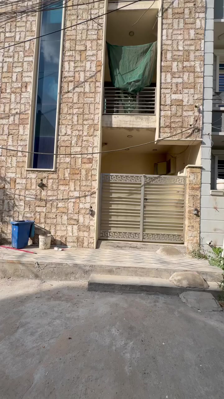 للإيجار . . طابق اول ١٠٠م ...مطبخ- خدمات - صالة- غرفة (٧٥٠ألف شهرياً)
طابق ثاني  . . ١٠٠ م ... مطبخ- خدمات - غرفة كبيرة (٧٠٠ألف شهرياً)
المنصور - مقابل مطعم زرزور - فرع لحم بعجين الموصلي
***********
