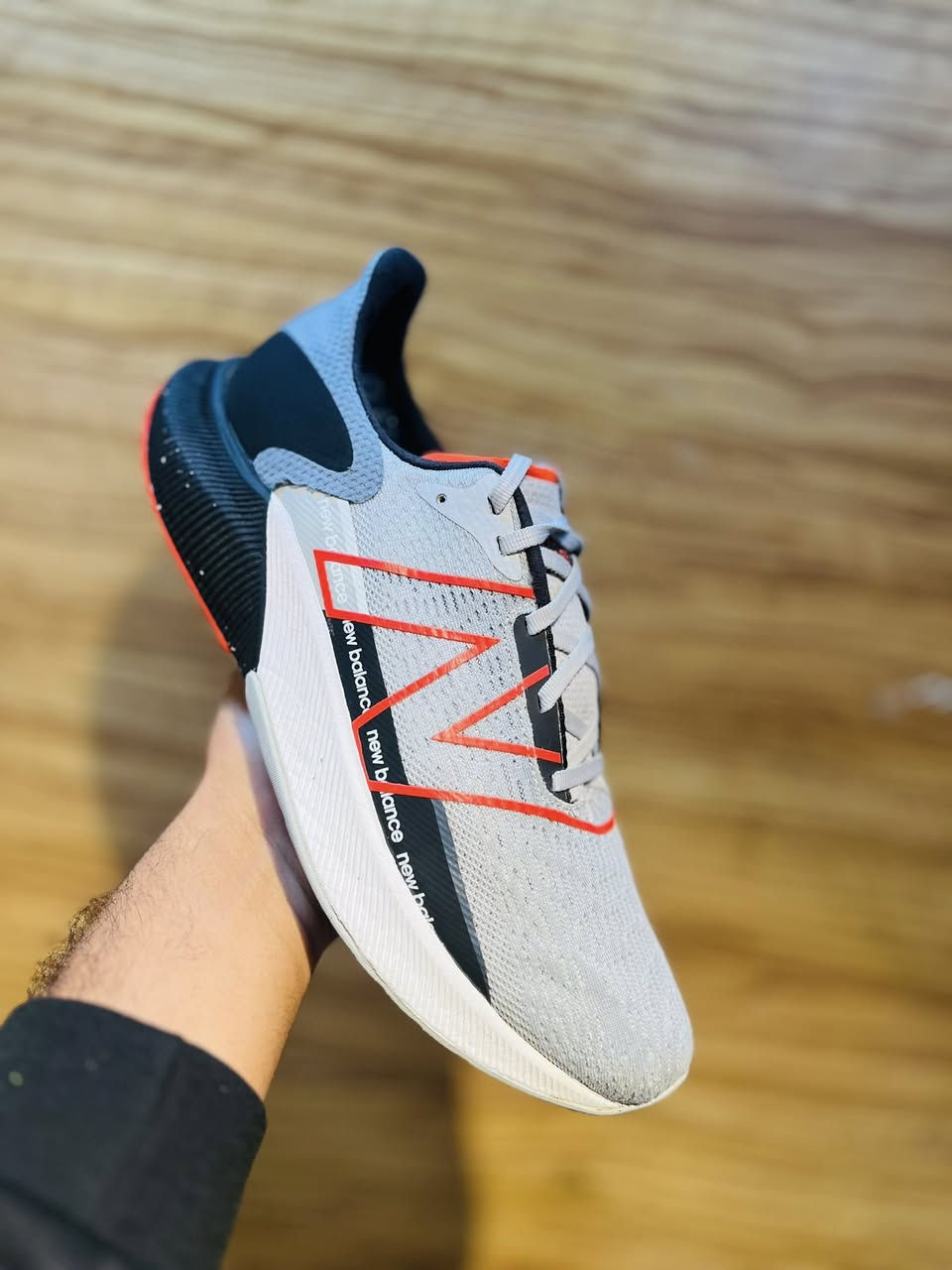 نيو بلنس باله اصلي 
قياس44.5
طول القدم28.5
النظافه 100.100
توصيل جميع المحافظات 
للحجز واتساب 
***********

