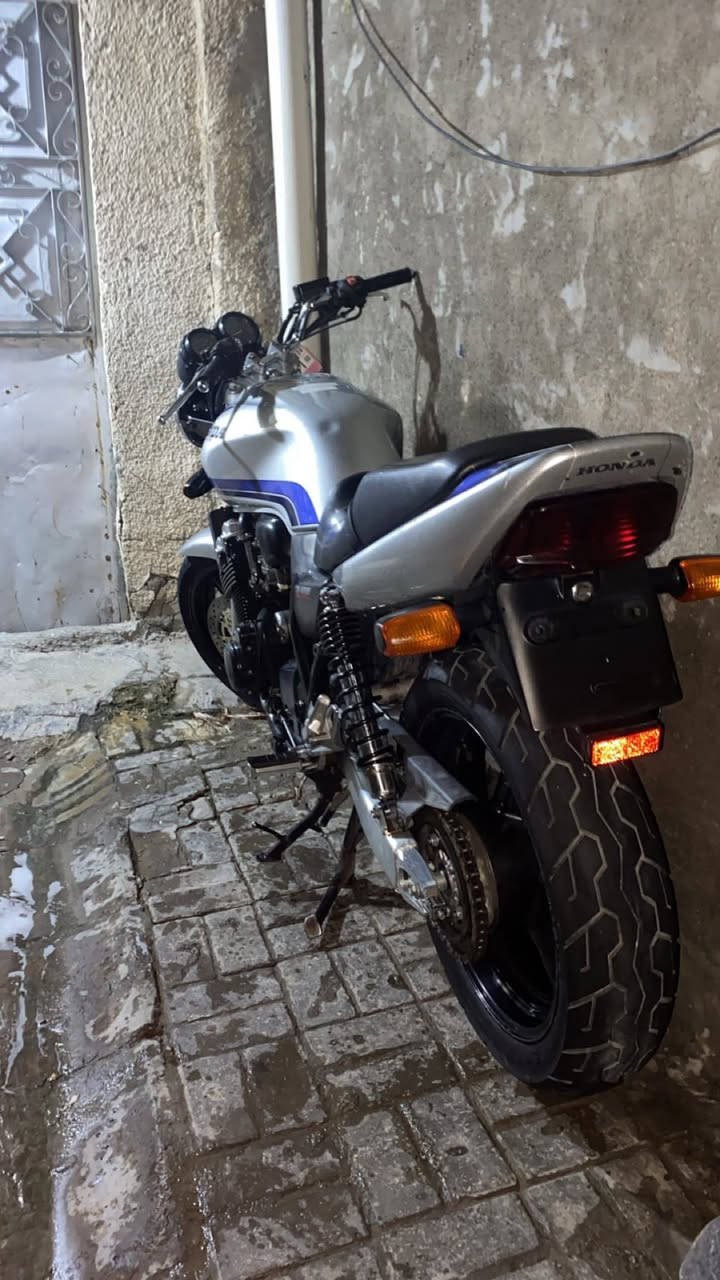 سيبي فور 400 16 ولف اوراق اصوليه مال معرض الدراجه نضيفه كلش ببل 10 ايام منزلها من الرمبه الدراجه احله من الصوره والفديو بهواي لين دنيه ليل ومصور مكاني بغداد شارع حيفا السعر 25 وبيها مجال بصيط كابريتر رقم *********** غير متواجد عل فيس
