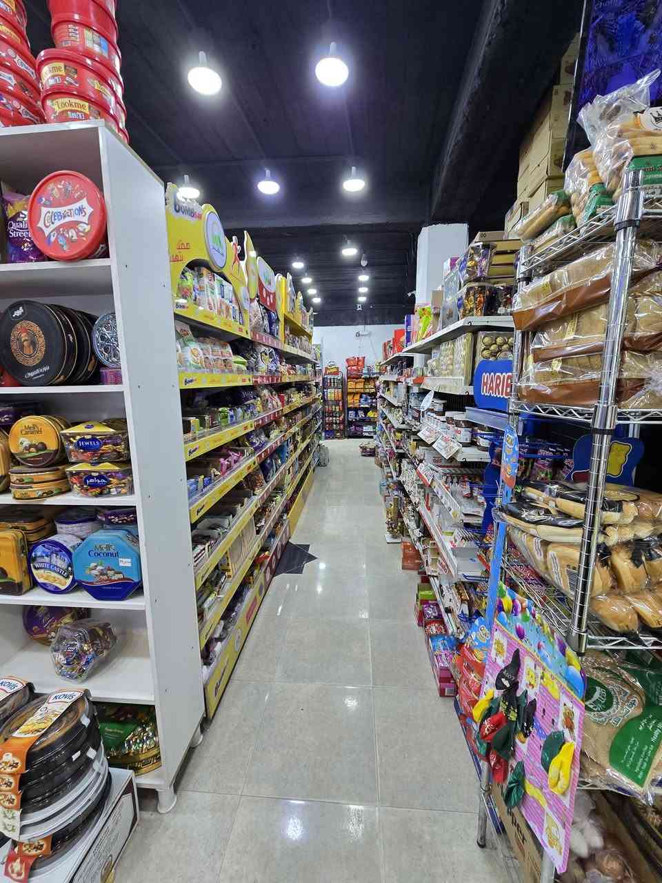 السلام عليكم سنتر للبيع لعدم التفرغ يتكون من طابقين الطابق الارظي غذائية الطابق العلوي كوزمتك ومنظفات مساحه كل طابق 250 متر
_ يحتوي على مخزنين مخزن للماء صغير ومخزن كبير للسلعه 
_ يحتوي على كاشير +جهاز كاشير مع كامل ملحقاته
_ يحتوي على 29 عارظه عاموديه 
_ يحتوي على 18 عارظه صطحيه مع عارظه الاجبان 
_ يحتوي على عارظه طرشي +  كرزات + بهارات 
_ يحتوي على 3 سبلت عامودي 
_ يحتوي على سستم كاميرات حديث يتكون من 36 كاميرا +2 بلازمه صغيرة وكبيره 
_ توجد غرفه اداره في الطابق الثاني صغيرة + تواليت 
وهواي تفاصيل مايسعني ذكرها لمعرفه التفاصيل اتصل على صاحب السنتر *********** او ***********
