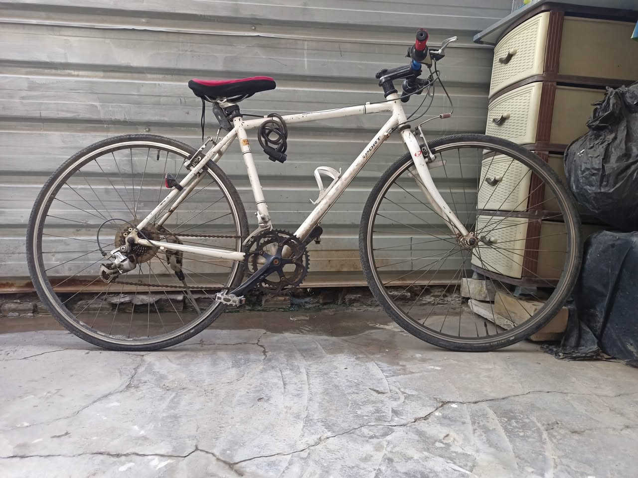 السلام عليكم
بايسكل للبيع c700

حجم 28

فقط تاير الخلفي بي ثقب يحتاج تبديل 
مكان بغداد حي الجامعة
سعر 120 الف 
موجود واتساب
***********
