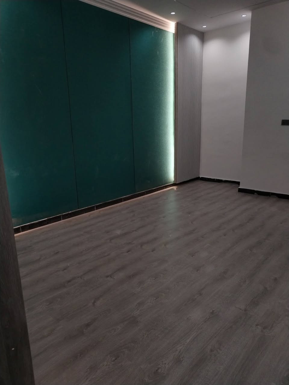 السلام عليكم تطبيك ارضيه خشب صاج شغل تركي درجة أوله عنده شغل يتصل عل رقم *********** كل محافظات العراق نطلع ديكورات او صبغ او تطبيك ارضيه شغل تركي خشب
